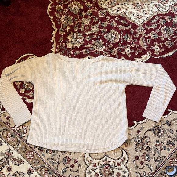 Hollister Beige Textured V-Neck Top - Picture 5 of 5